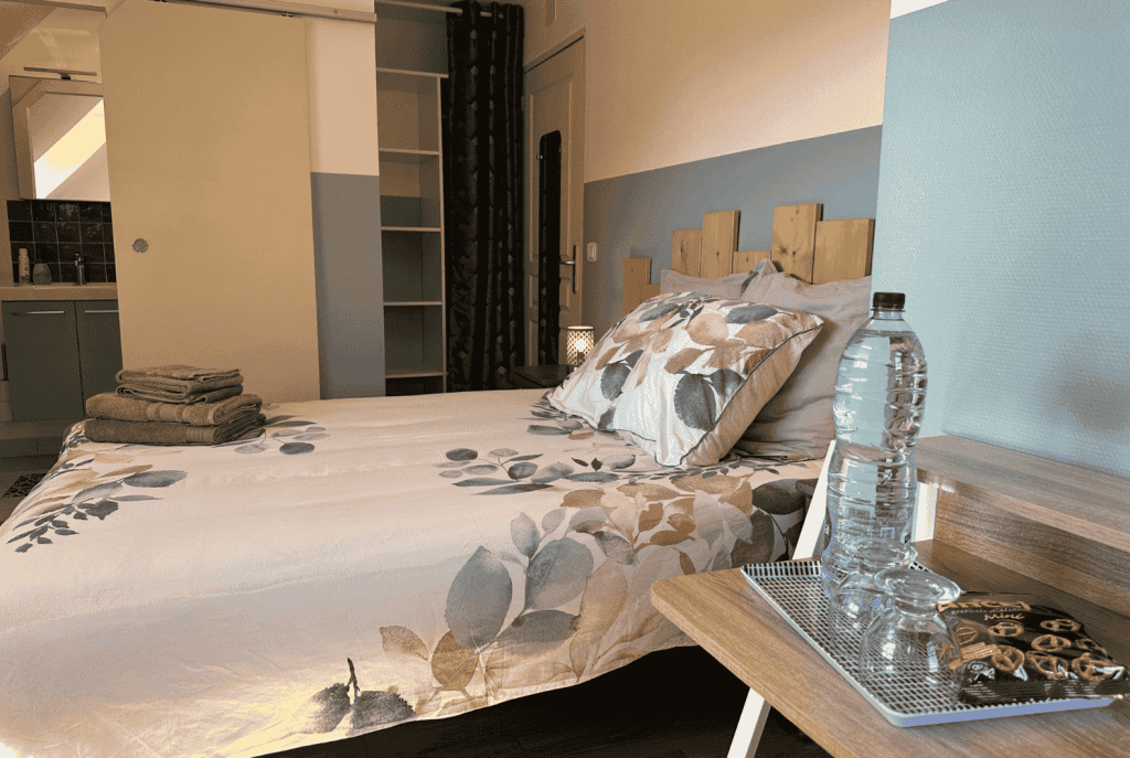 Les Cigognes de Rosheim - Chambre d'hôte la Cigogne Bleue - Vue du dressing et bureau