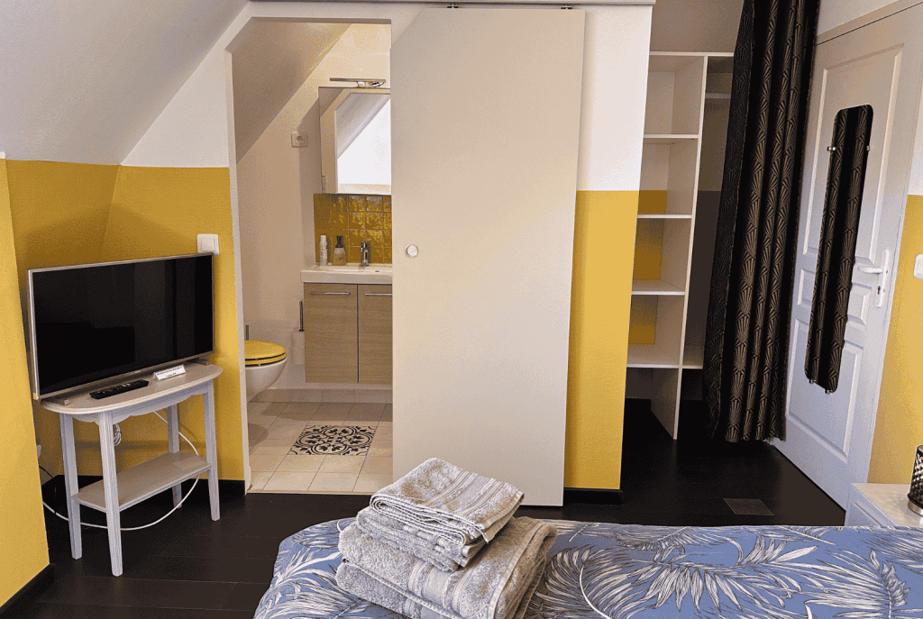 Les Cigognes de Rosheim - Chambre d'hôte la Cigogne Jaune - Télé, salle de bain et dressing