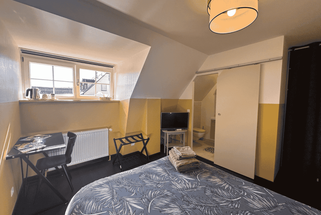 Les Cigognes de Rosheim - Chambre d'hôte la Cigogne Jaune - Vue du lit