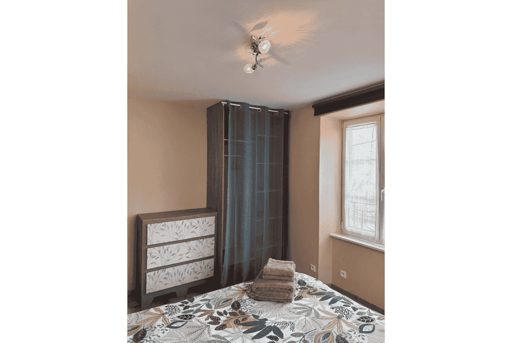 Les Cigognes de Rosheim - Gîte la Cigogne Rouge - Chambre 2 - Vue du dressing