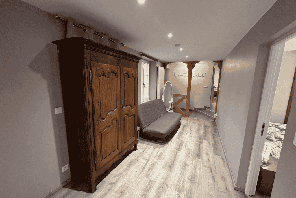 Les Cigognes de Rosheim - Gîte la Cigogne Rouge - Couloir avec canapé-lit