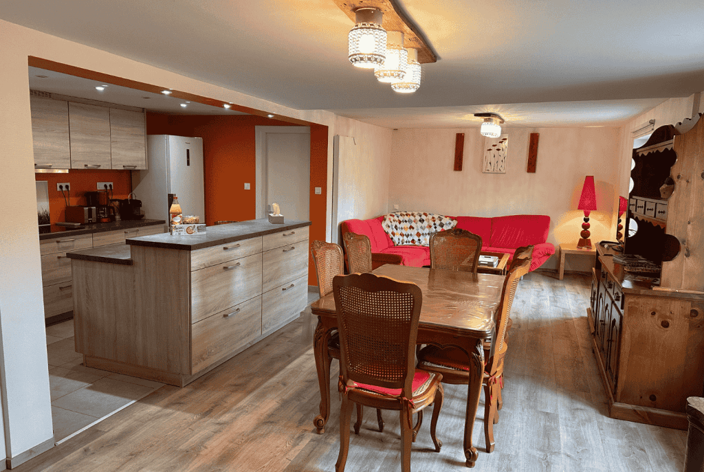 Les Cigognes de Rosheim - Gîte la Cigogne Rouge - Cuisine et salon